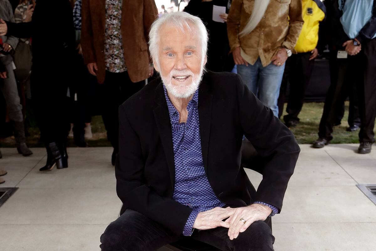 Hospitalizan al cantante Kenny Rogers por deshidratación
