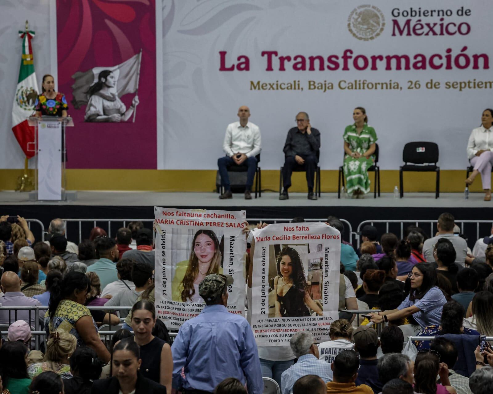 Familiares de Maria Cristina Perez Salas y Maria Cecilia Berrelleza Flores se manifestaron durante la visita de Claudia Sheinbaum en el auditorio del Estado en Mexicali. (Foto: Javier Gallegos)