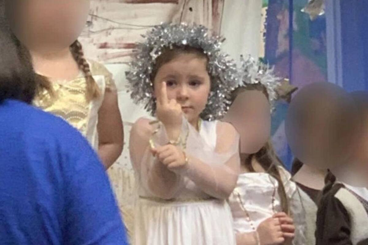 Una niña de 5 años durante una obra escolar se la pasó parando su dedo medio