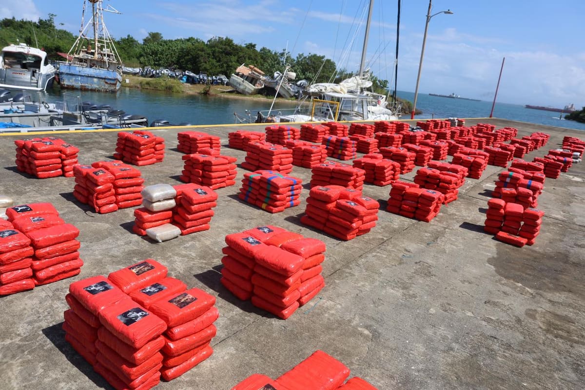 Paquetes de droga incautados por el Senan en aguas del Caribe panameño, resultado de un operativo en Guna Yala. / SENAN PANAMÁ