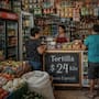 Comprar en la tiendita de la esquina ahora es más caro, pues el aumento en alimentos, refrescos y combustibles está elevando los precios, reduciendo el consumo de las familias y poniendo en riesgo la estabilidad de pequeños negocios