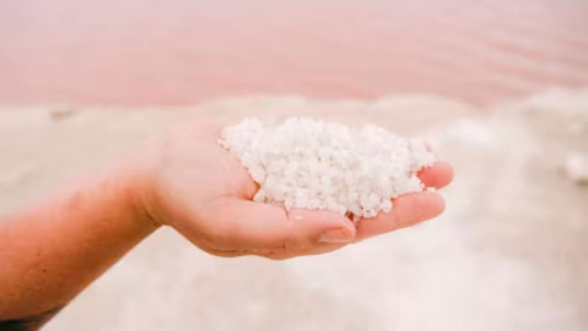 ¿Por qué se usa la sal para las limpias energéticas y qué explican expertos sobre su origen cultural, su significado simbólico y su efecto emocional