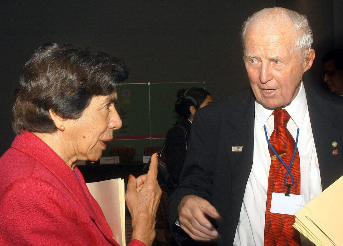 Norman Borlaug (dcha), premio Nobel de la Paz 1970, dialoga con la mexicana Evangelina Villegas (izda), Premio Mundial de la Alimentación 2000 durante un receso de la reunión anual del Grupo Consultivo sobre Investigación Internacional Agrícola (CGIAR, por sus siglas en inglés).
