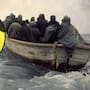 Una embarcación que intentaban llegar a Europa se hundió en el Mediterráneo, dejando 50 migrantes muertos y varios más desaparecidos