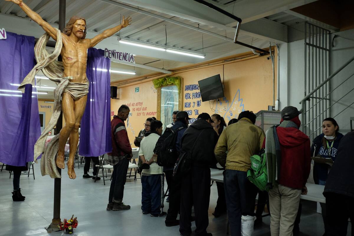 Miles de personas acuden cada día para recibir alimento.