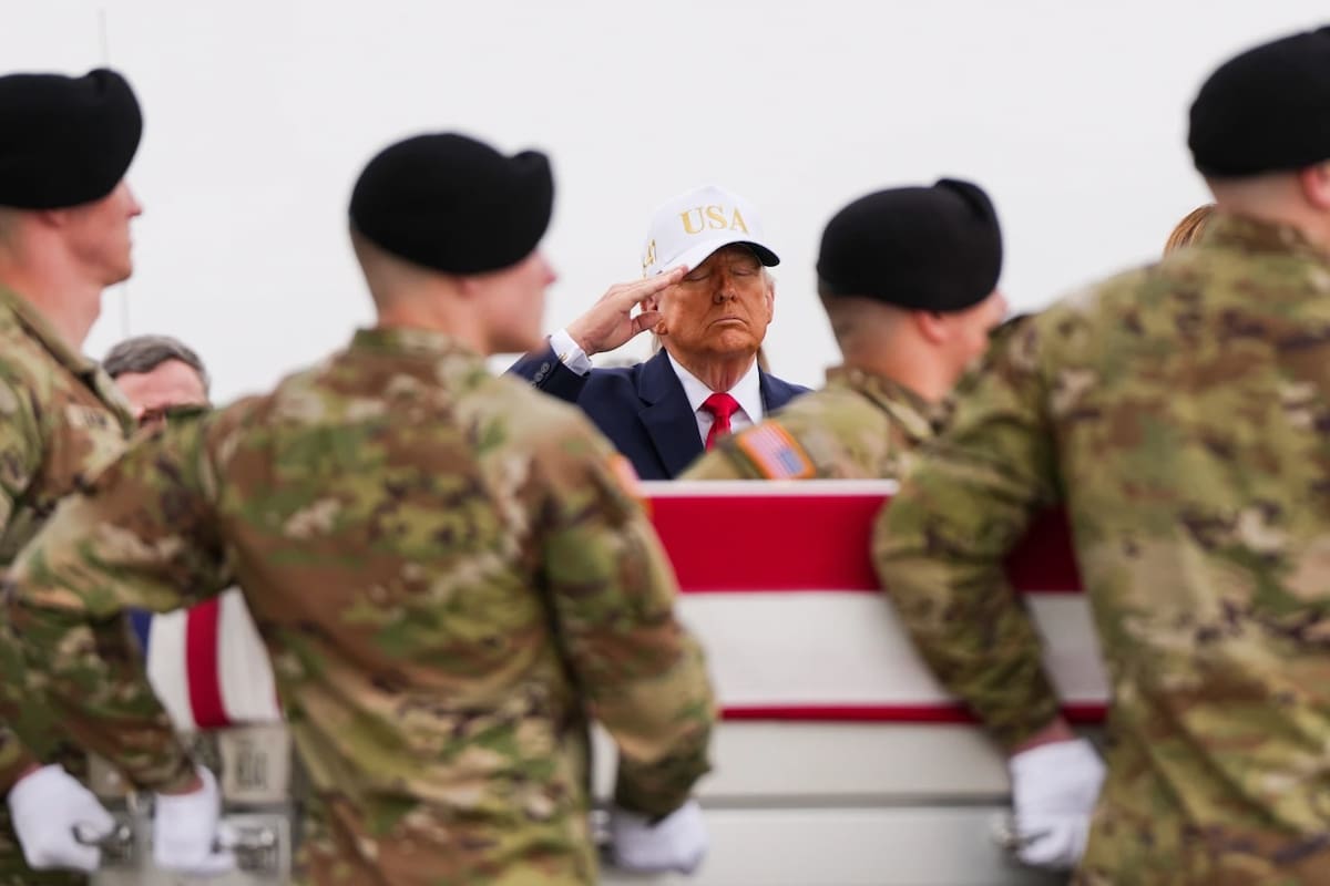 El presidente Donald Trump saluda mientras un equipo del Ejército traslada una caja de transferencia envuelta en una bandera con los restos del sargento Declan Coady, de 20 años, residente de West Des Moines, Iowa, quien murió en un ataque con drones contra un centro de comando en Kuwait después de que Estados Unidos e Israel lanzaran su campaña militar contra Irán. El sábado 7 de marzo de 2026, en la Base Aérea de Dover, Delaware, un equipo de transporte de heridos transportó los restos del sargento Declan Coady, de 20 años, residente de West Des Moines, Iowa, quien murió en un ataque con drones contra un centro de comando en Kuwait después de que Estados Unidos e Israel lanzaran su campaña militar contra Irán. | Crédito: AP/Julia Demaree Nikhinson