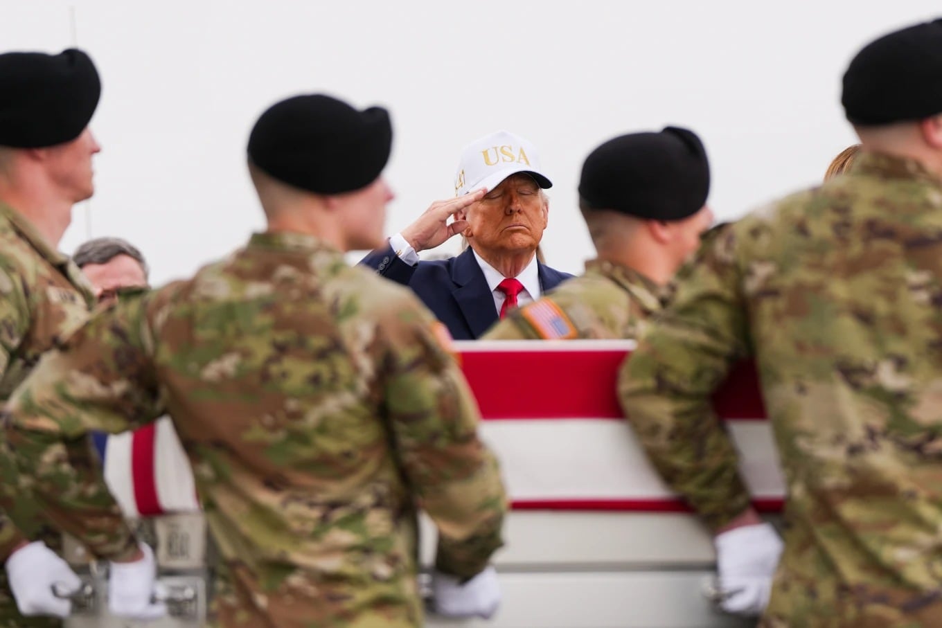 El presidente Donald Trump saluda mientras un equipo del Ejército traslada una caja de transferencia envuelta en una bandera con los restos del sargento Declan Coady, de 20 años, residente de West Des Moines, Iowa, quien murió en un ataque con drones contra un centro de comando en Kuwait después de que Estados Unidos e Israel lanzaran su campaña militar contra Irán. El sábado 7 de marzo de 2026, en la Base Aérea de Dover, Delaware, un equipo de transporte de heridos transportó los restos del sargento Declan Coady, de 20 años, residente de West Des Moines, Iowa, quien murió en un ataque con drones contra un centro de comando en Kuwait después de que Estados Unidos e Israel lanzaran su campaña militar contra Irán. | Crédito: AP/Julia Demaree Nikhinson