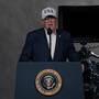 Exoperador del teleprompter de Trump pagará $172 mil por apostar con información de sus discursos, luego que tuviese acceso directo