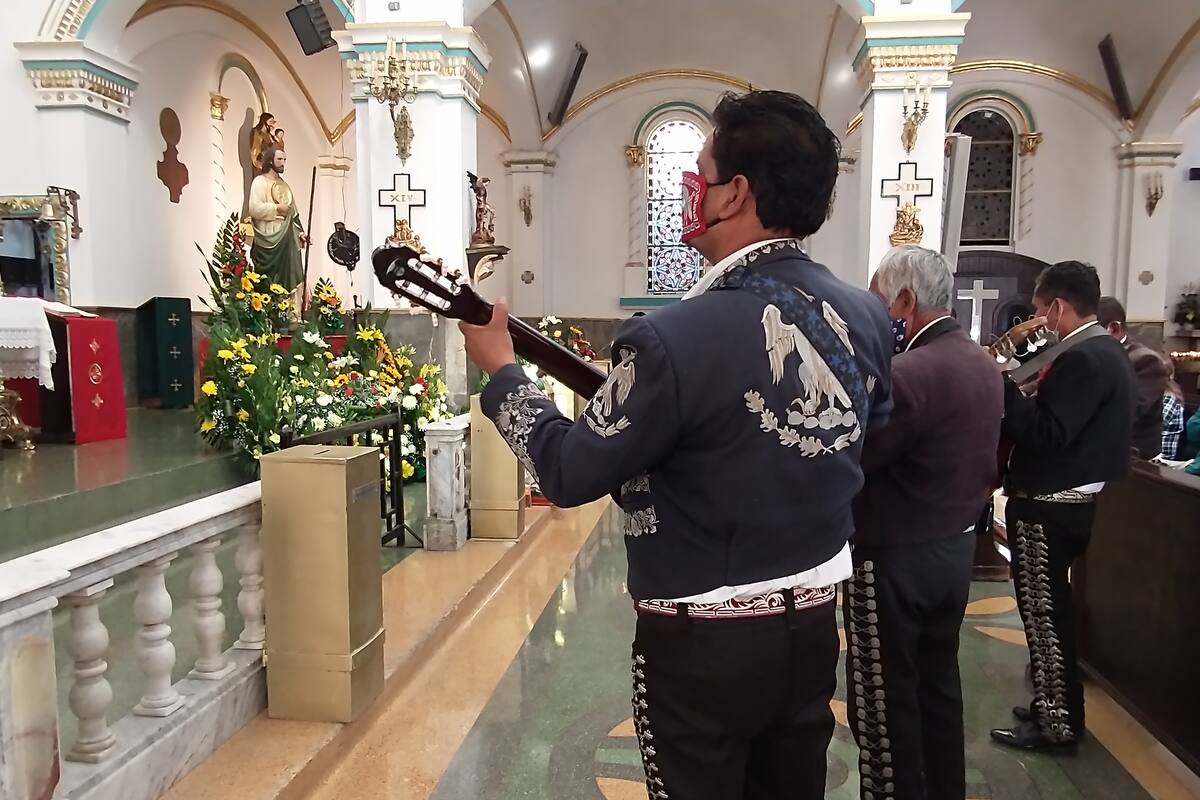 Video: Llevan mariachis a San Judas Tadeo en la Catedral de Tijuana