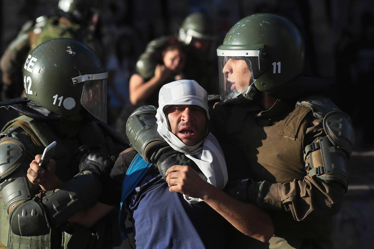 Anuncian reforma a la policía chilena tras denuncias de violaciones DH