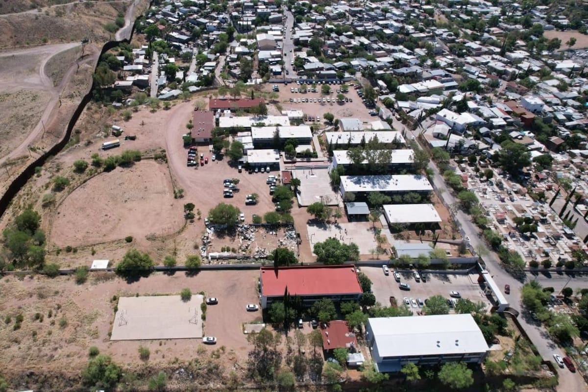 Escuelas de Nogales tienen de vecino al muro fronterizo