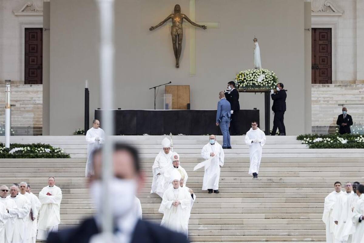 La Virgen de Fátima, sola en la explanada interminable