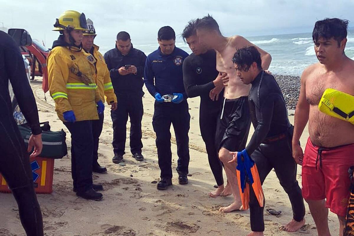 Rescatan a migrante en playas de Tijuana