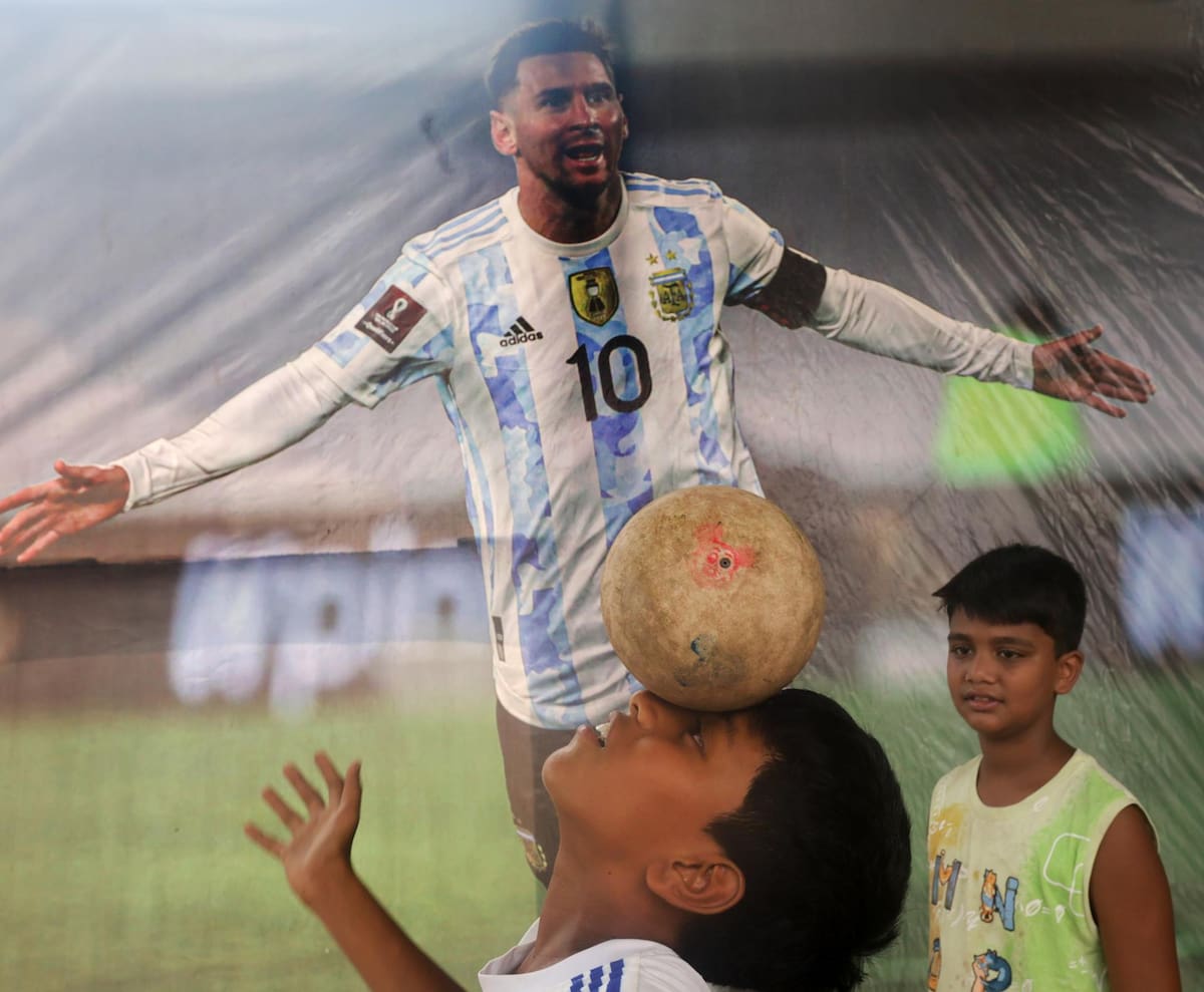 Jovencito domina el balón en Calcuta, India. (Foto: EFE/EPA/PIYAL ADHIKARY)