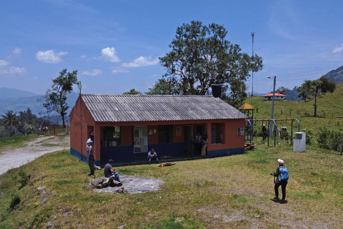 La curiosa escuela ubicada en el cráter de un volcán en Colombia