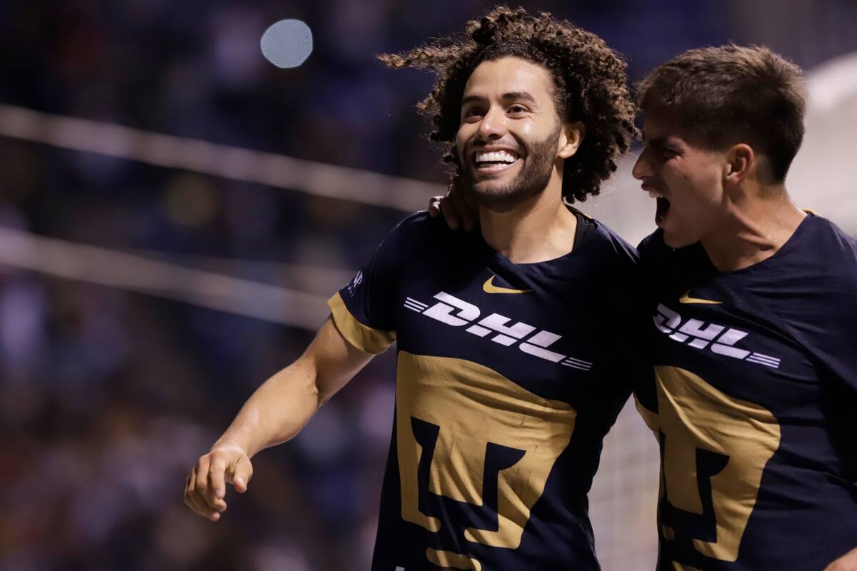 MEX6185.PUEBLA (MÉXICO), 22/09/2023.- César Huerta de Pumas festeja su anotación contra Puebla hoy durante un partido de la jornada 9 del torneo Apertura 2023 de la liga de fútbol mexicano disputado en el estadio Cuauhtémoc, en Puebla (México). EFE/ Hilda Ríos