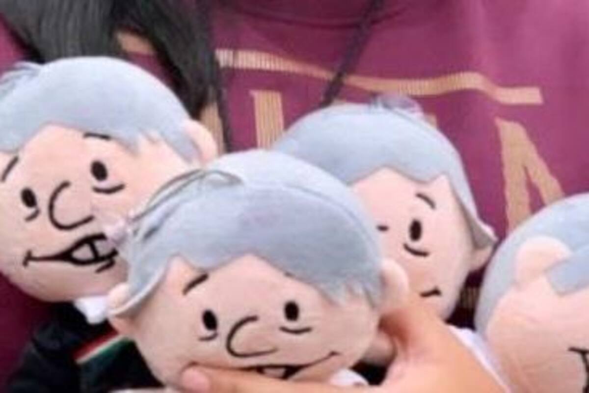 AMLOFest: Desde amluche hasta el último libro del presidente venden en el Zócalo