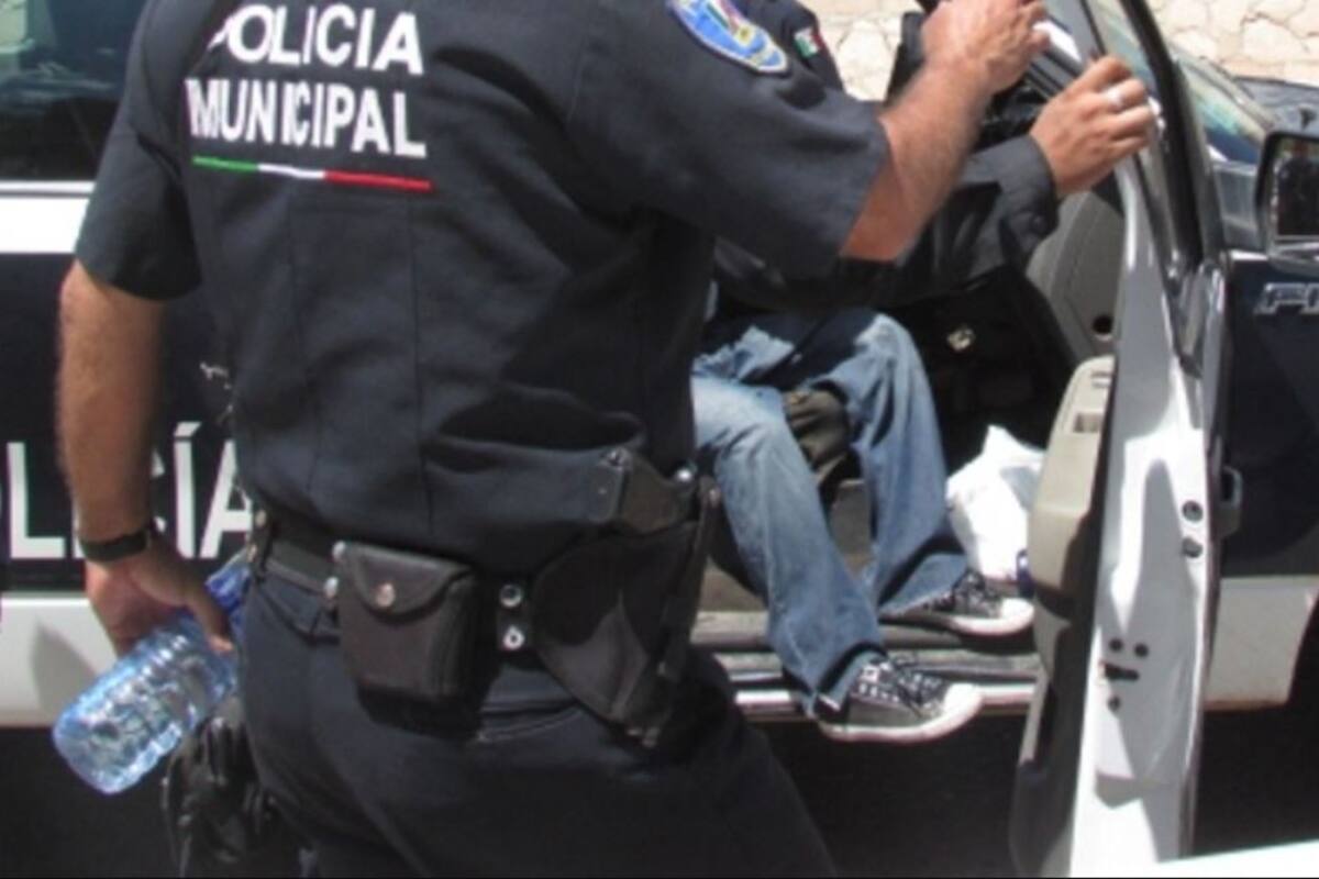 Arrestan a dos al intentar evitar detención de su padre