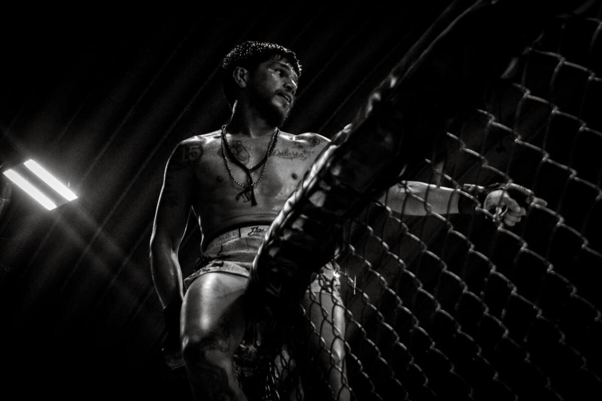 Las mieles de la victoria. Así se ve la celebración del peleador mexicalense Alan "El Malilla" Varela, después de ganar su pelea en el evento Cage Gladiators Championship. (Foto: Abraham Caraveo)