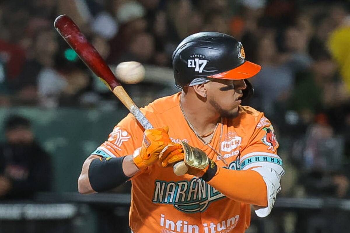 Concluye el primer encuentro de la serie final entre los Venados de Mazatlán y los Naranjeros de Hermosillo, con una victoria clara para los locales, esto ante el regocijo de la afición
Isaac Paredes escucha el lanzamiento/ Archivo GH