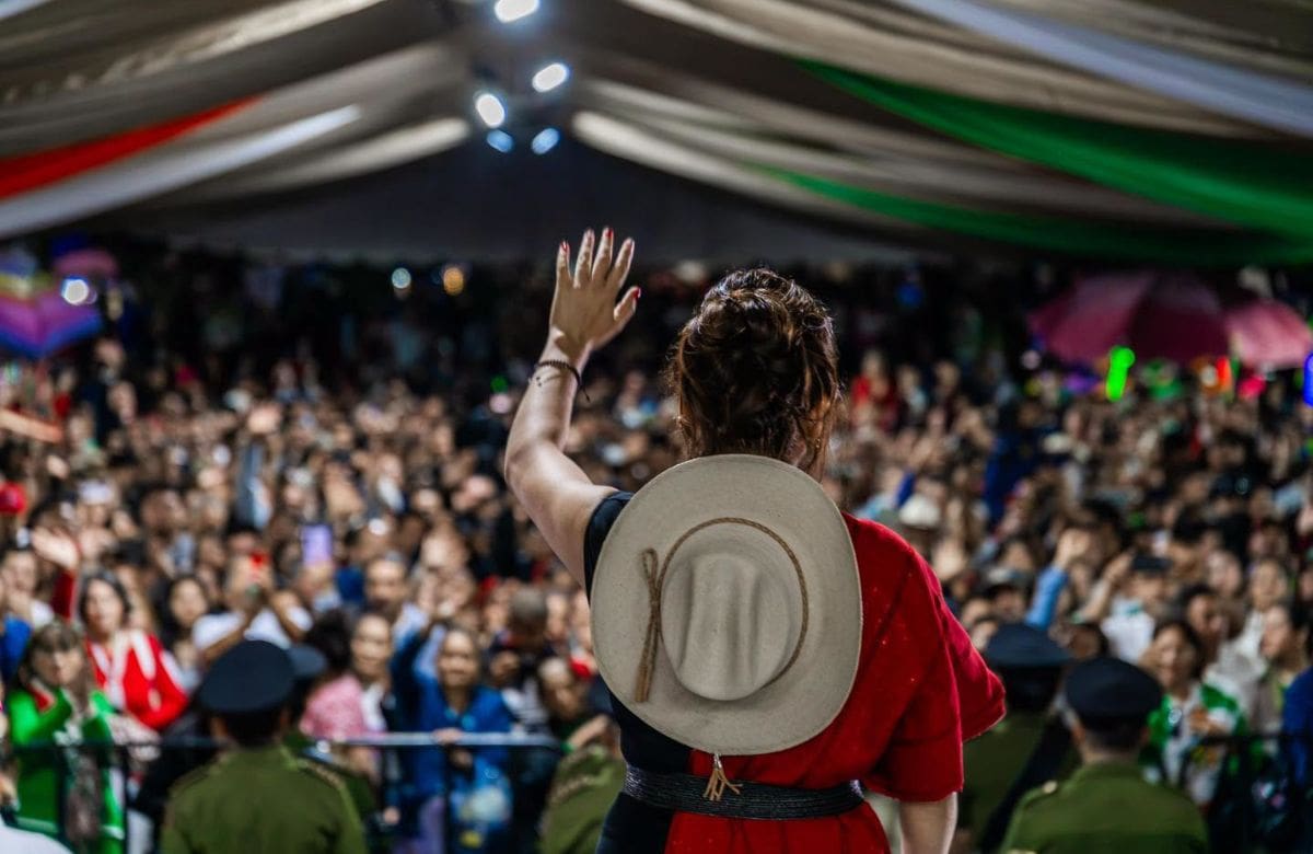 La presidenta municipal de Uruapan, Grecia Quiroz, encabezó por primera vez la ceremonia del Grito de Independencia. | Crédito: Uruapan Gobierno Municipal