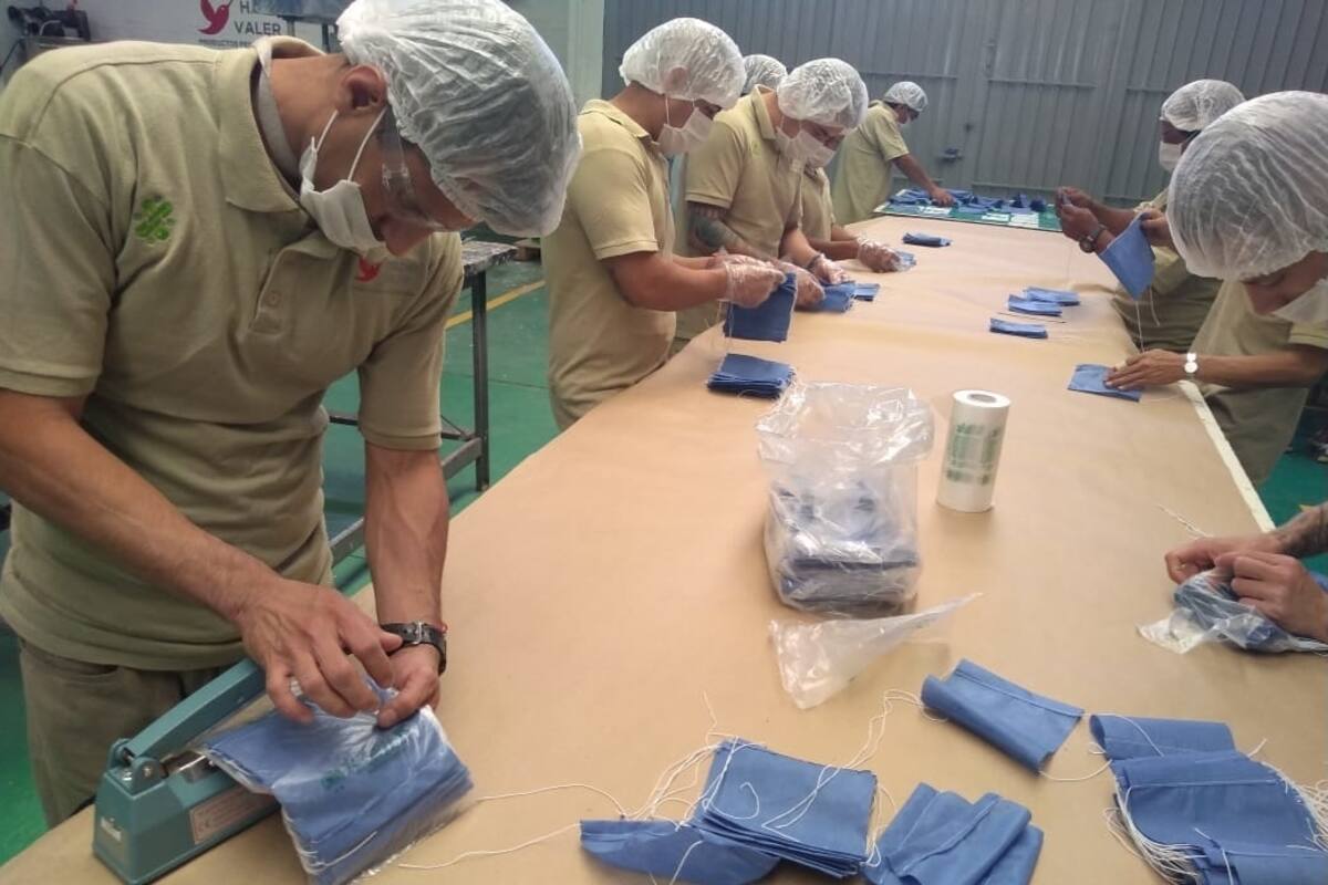 Reclusos de la CDMX elaboran cubrebocas para enfrentar al coronavirus