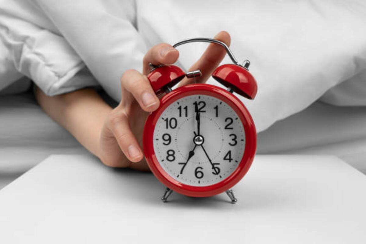 Cómo evitar múltiples alarmas y mejorar tu sueño, según neurólogo