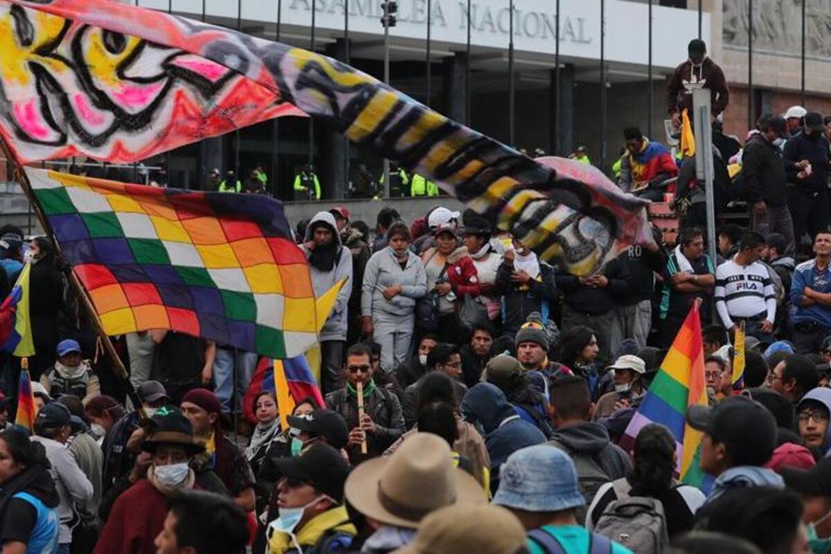 Ecuador: Con violencia, desaloja policía a indígenas del parlamento