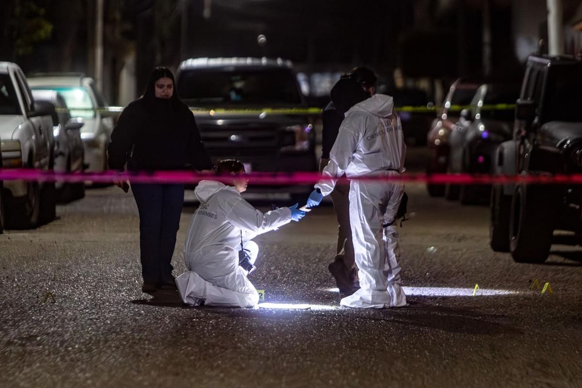 Los oficiales hallaron a un masculino de aproximadamente 36 años desplomado boca arriba en una banqueta. Foto: Border Zoom