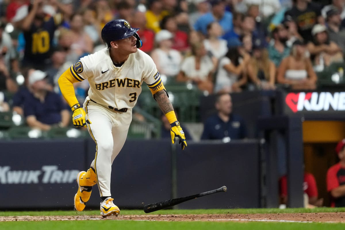 Joey Ortiz, de los Cerveceros de Milwaukee, observa el vuelo de su jonrón de dos carreras durante la octava entrada del juego de béisbol de Grandes Ligas contra los Rojos de Cincinnati, el lunes 29 de junio de 2026, en Milwaukee. (AP Foto/Aaron Gash)