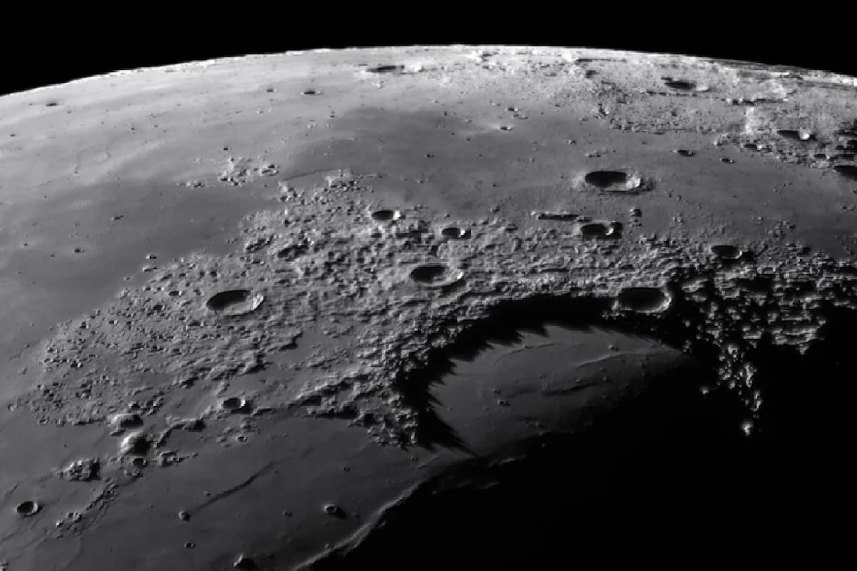 La superficie de la Luna está cubierta de agua, según nuevos descubrimientos