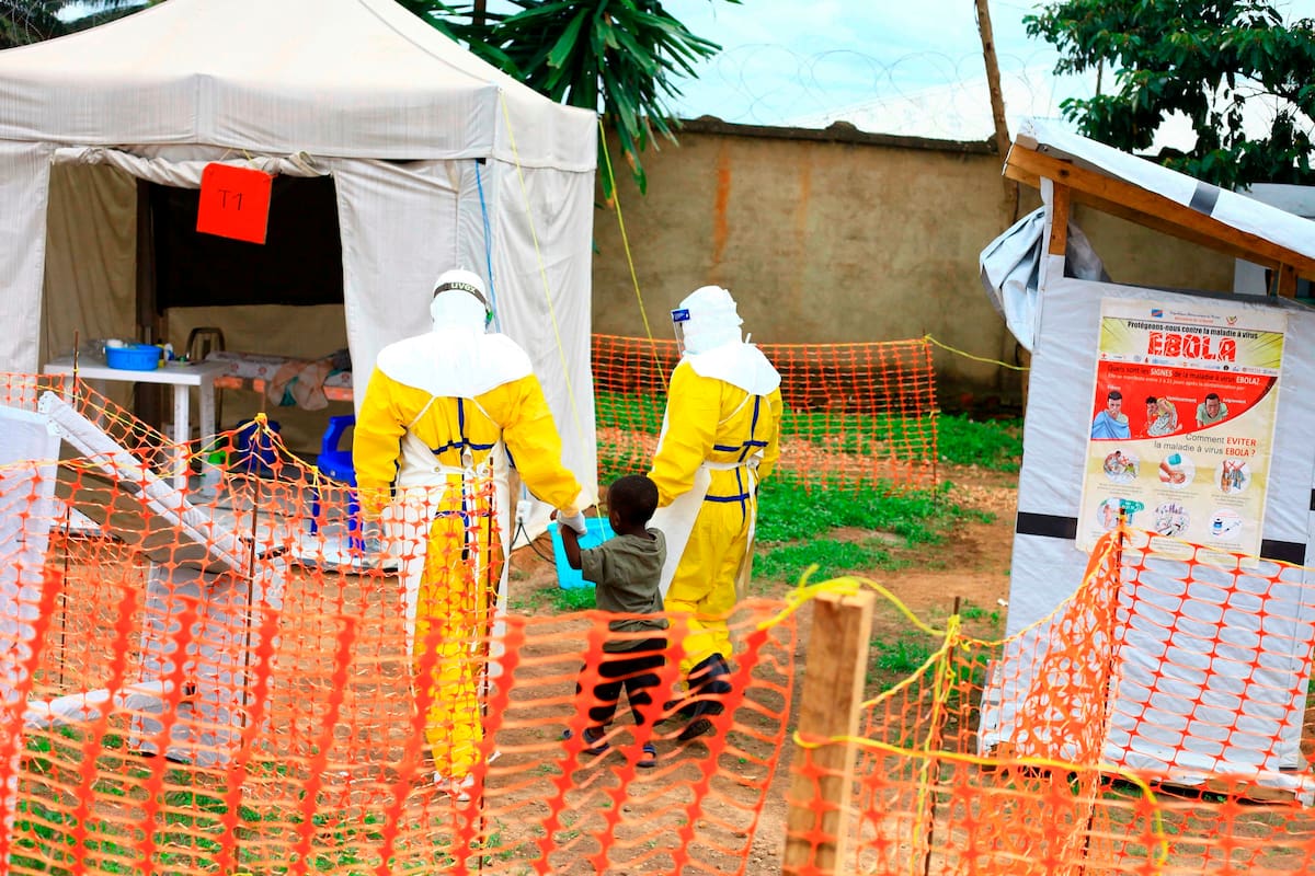 ARCHIVO - Trabajadores sanitarios acompañan a un niño sospechoso de tener ébola en el centro de tratamiento de la enfermedad en Beni, en el este de República Democrática del Congo, el 9 de septiembre de 2018. (AP Foto/Al-hadji Kudra Maliro, archivo)