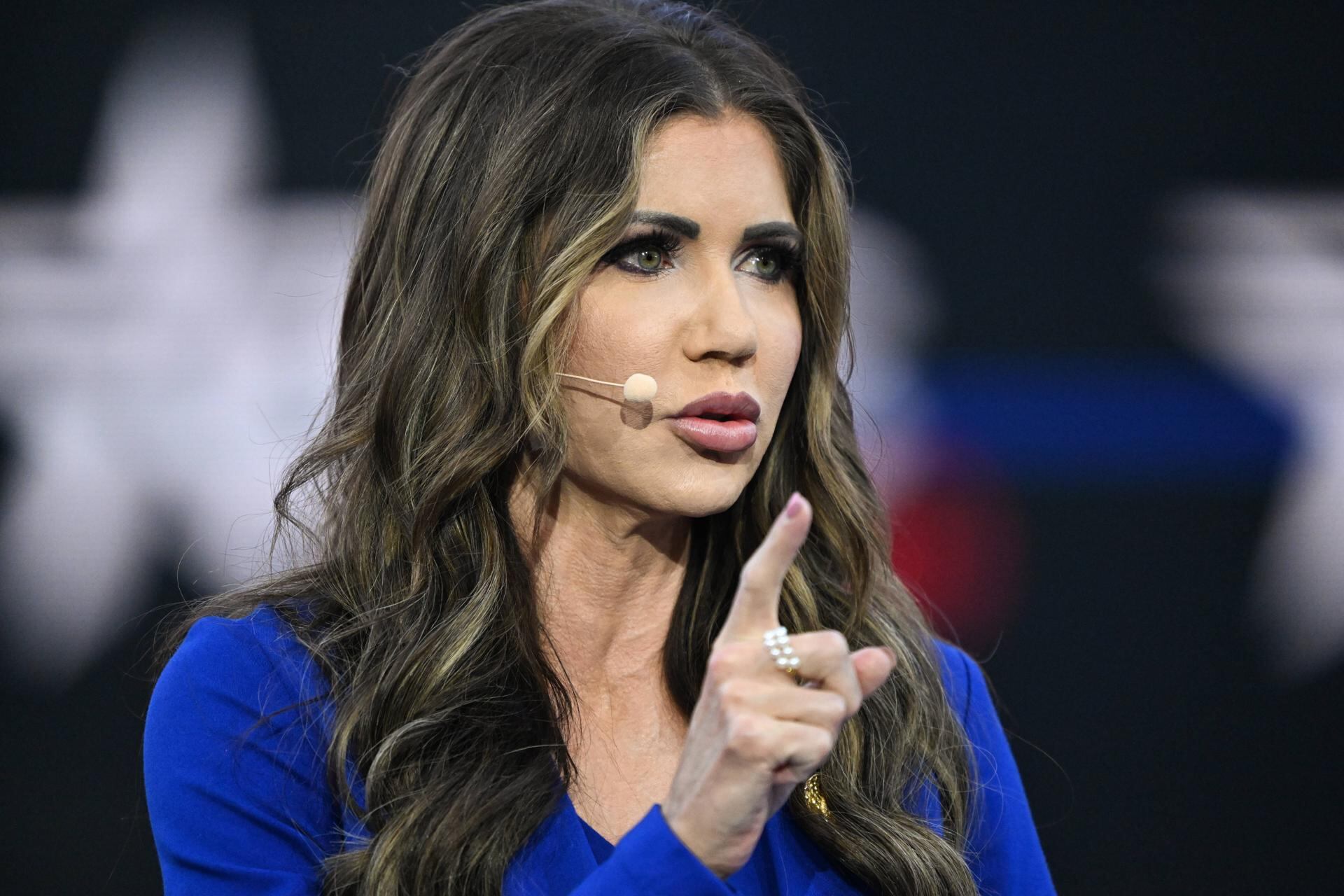 Kristi Noem, secretaria del Departamento de Seguridad Nacional (DHS, en inglés), bajo la actual administración de Donald Trump. | Crédito: EFE/EPA/DAREK DELMANOWICZ POLAND OUT