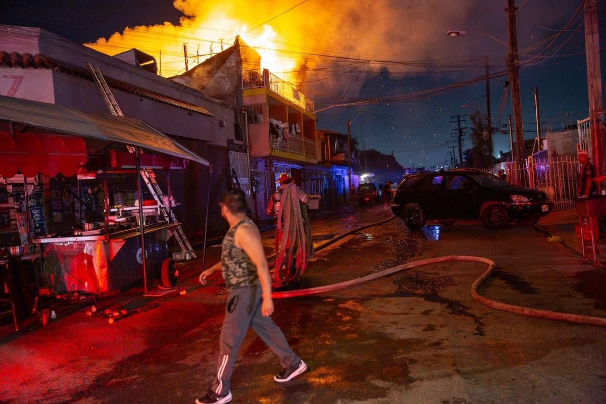 Bomberos trabajaron durante una hora para controlar el fuego, mientras peritos investigan las causas del siniestro ocurrido en Infonavit Patrimonio Murúa. Foto: Border Zoom.