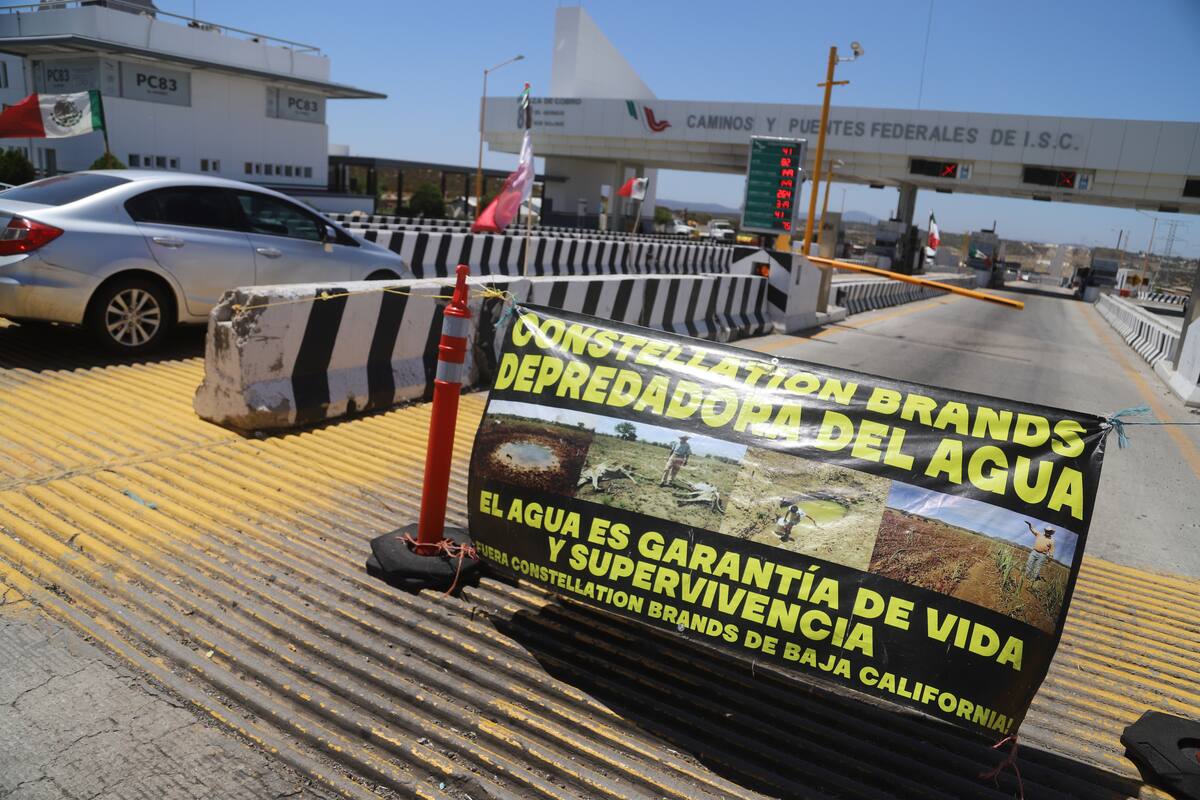 Manifestantes retienen control de caseta de cobro en Tecate