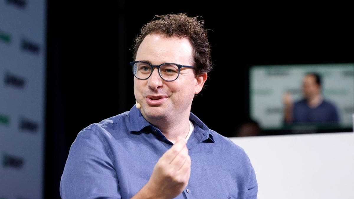 El CEO de Anthropic, Dario Amodei, advierte que la inteligencia artificial sin control podría dominar la red de internet en 6 a 12 meses y pide acuerdos globales para prohibir sus usos más peligrosos