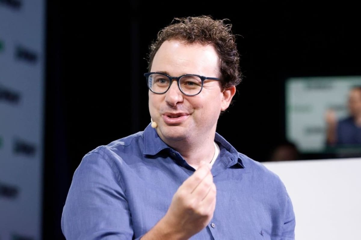 El CEO de Anthropic, Dario Amodei, advierte que la inteligencia artificial sin control podría dominar la red de internet en 6 a 12 meses y pide acuerdos globales para prohibir sus usos más peligrosos