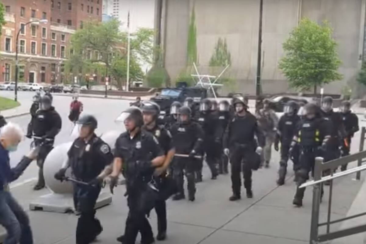 VIDEO: Suspenden a dos policías tras empujar a un anciano al suelo y provocándole lesiones