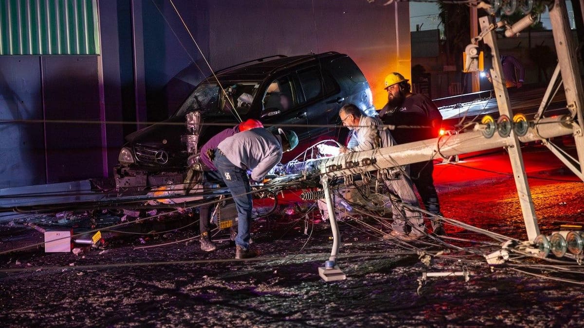 Conductor tumba poste de la CFE y deja sin luz a colonia Mariano Matamoros en Tijuana; había un partido de béisbol en Estadio Chevron durante el apagón