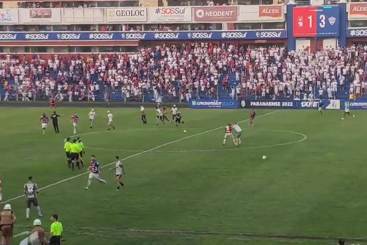 VIDEO VIRAL: Aficionados invaden cancha y retan a golpes a futbolistas