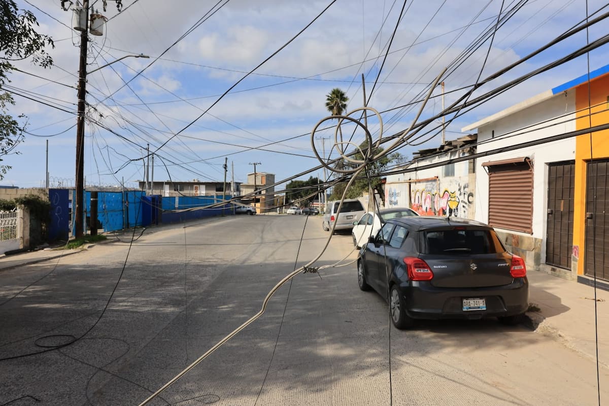 Tráiler derriba cables en avenida Panamericano y provoca caos vial