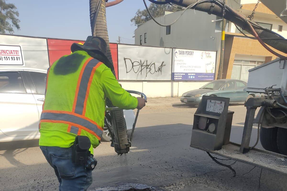 Continúa reparación de vialidades en Ensenada