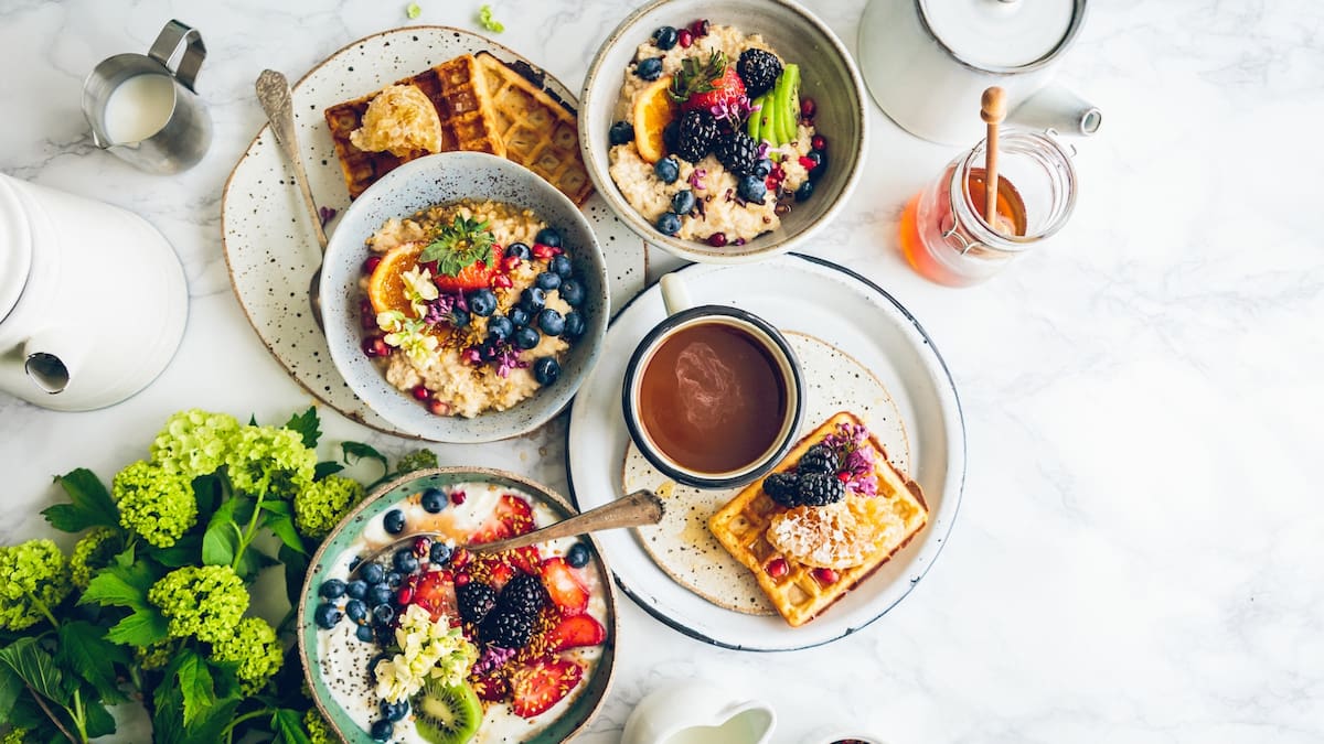 Expertos en longevidad destacan que un desayuno equilibrado puede mejorar la vitalidad, retrasar el envejecimiento y prevenir enfermedades/Foto: Canva