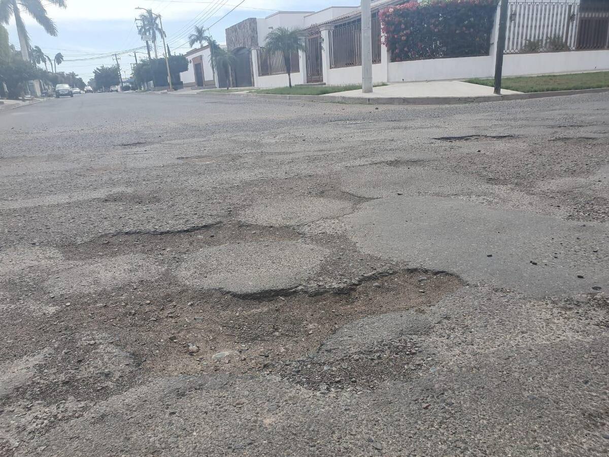 Calles y cruceros de Ciudad Obregón están llenas de baches como se aprecia en Cananea y Zacatecas.