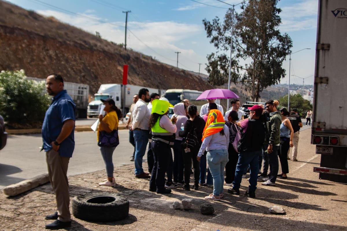 Padres de familia bloquearon por varios minutos la caseta de cuota Tijuana-Tecate. Foto: Border Zoom