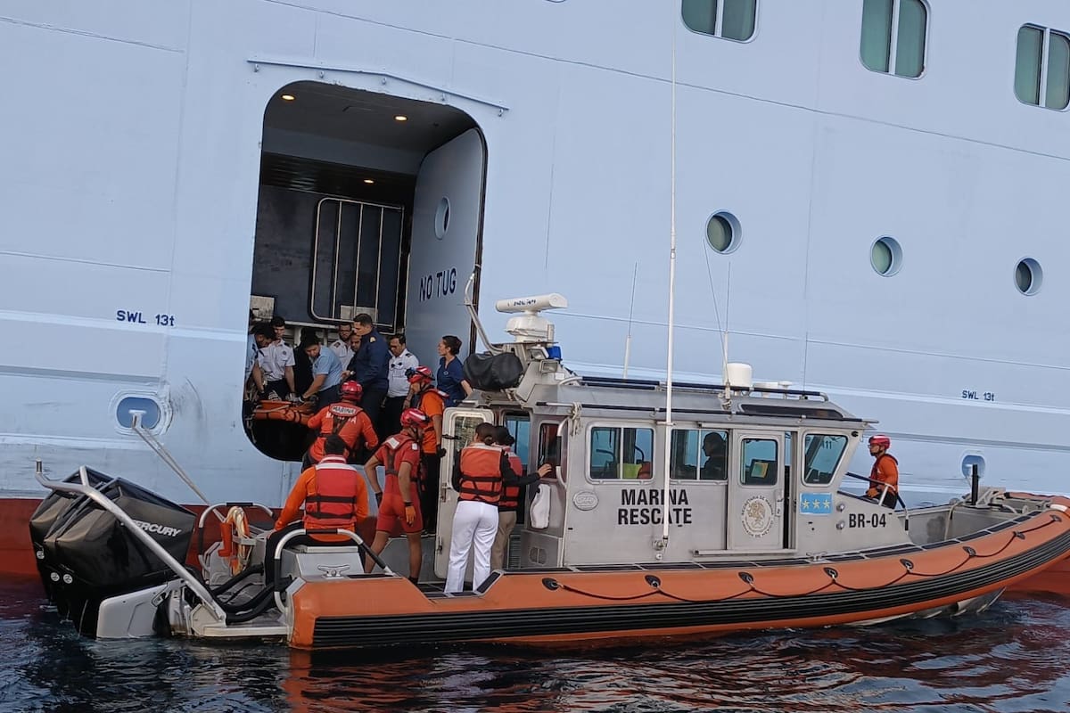 Evacúan a pasajero de crucero por emergencia médica en Ensenada