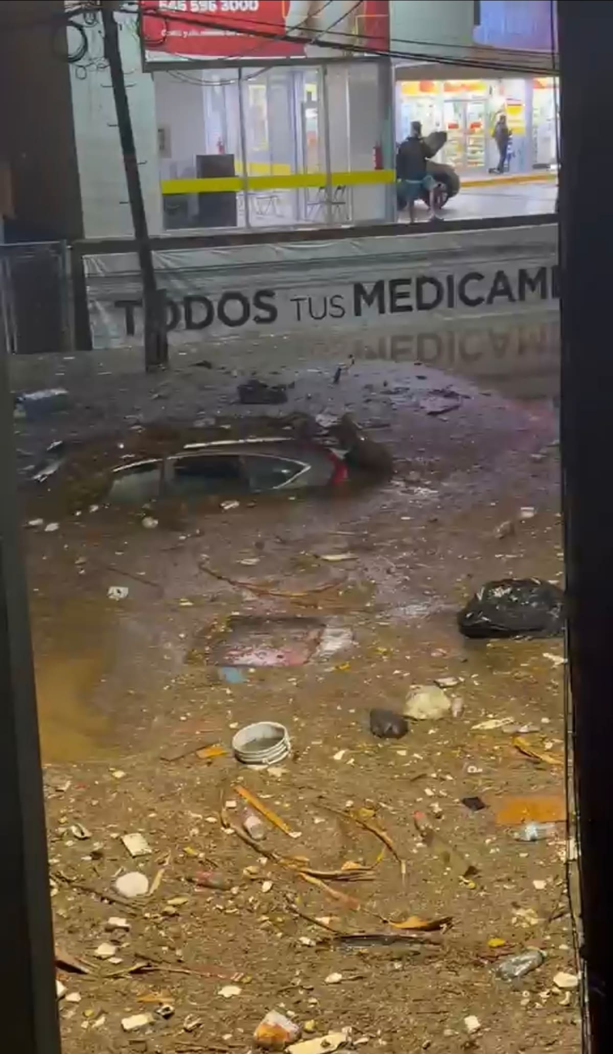 Más de 10 vehículos quedaron parcialmente sumergidos por las inundaciones en la avenida Reforma de Ensenada. Foto: Cortesía