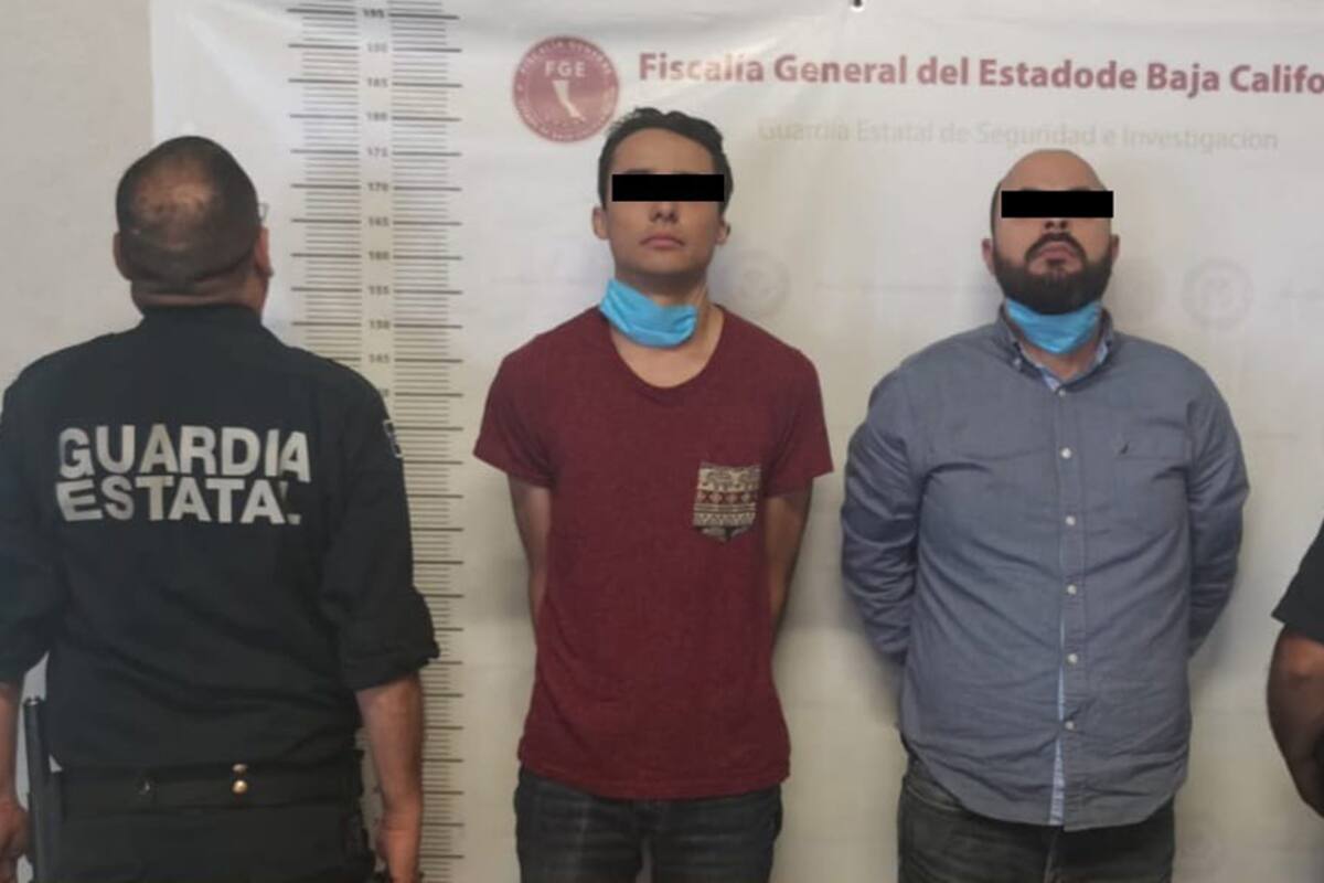 Caen dos con identificación falsa de la FGR; traían arma