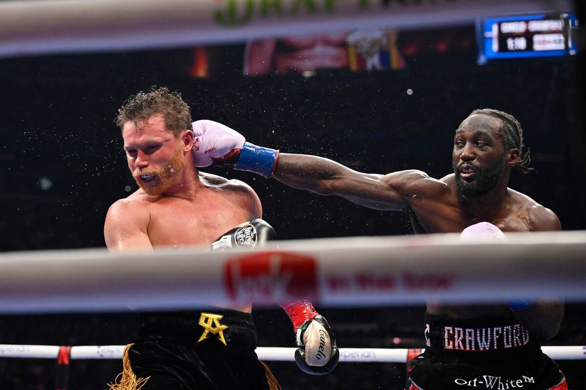 Terence Crawford le da un golpe al Canelo Alvarez durante la pelea por el campeonato indiscutido en Las Vegas el sábado 13 de septiembre del 2025. (AP Foto/David Becker)