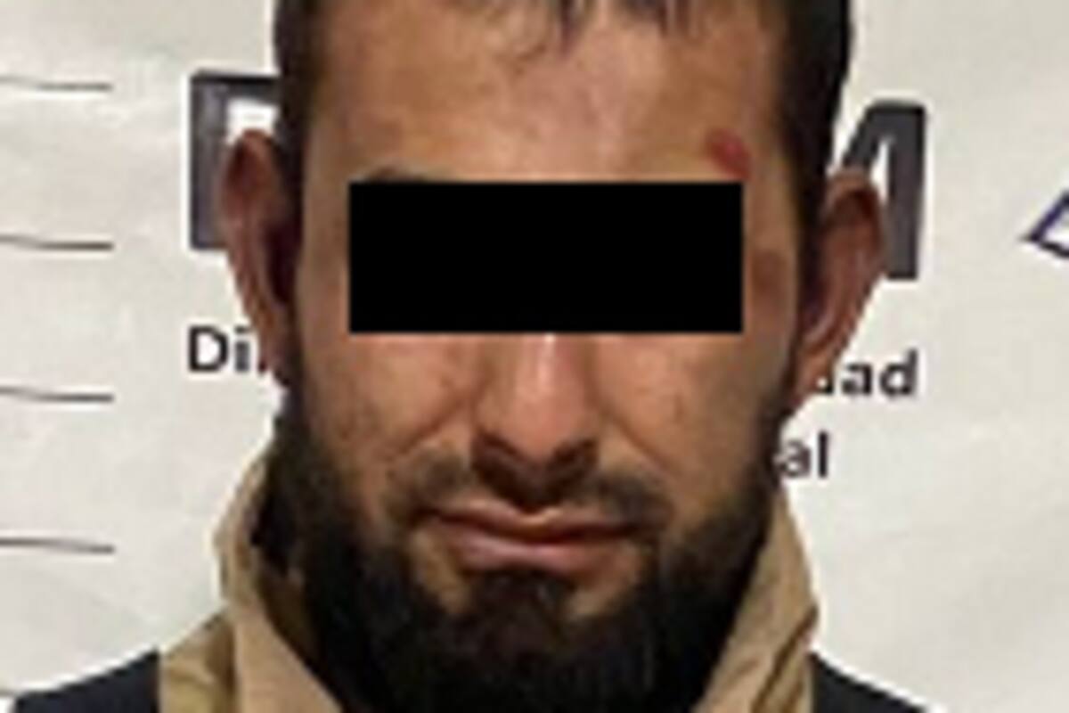 Cae hombre con arma, rifle y chaleco balístico